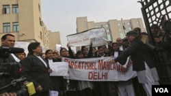 Đoàn người biểu tình phản đối trước một tòa án trong thủ đô New Delhi của Ấn Độ, yêu cầu ngành tư pháp hành động nhanh chóng hơn chống lại hành động cưỡng hiếp