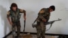 یک جنگجوی عرب (چپ) و یک مبارز کرد عضو ائتلاف موسوم به «نیروهای دموکراتیک سوریه» در حال آماده شدن برای نبرد با داعش در رقه - آرشیو