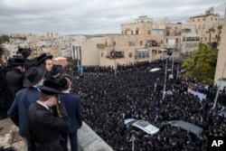 Ribuan warga Yahudi ultra-Ortodoks menghadiri pemakaman rabi terkemuka Meshulam Soloveitchik, di Yerusalem, Minggu, 31 Januari 2021.