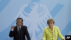 German Chancellor Angela Merkel, right, and Chinese Prime Minister Wen Jiabao attend a news conference after a meeting at the chancellery in Berlin, Germany, June 28, 2011.