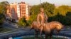 ვირჯინიის შტატი რიჩმონდში კონფედერატი გენერლის ძეგლს იღებს