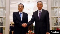 PM China Li Keqiang (kiri) bertemu PM Singapura Lee Hsien Loong di Istana, Singapura, Senin (12/11).