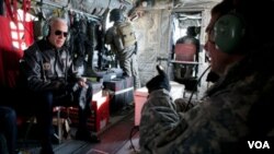 El vicepresidente de Estados Unidos, Joe Biden, y el general Petraeus dialogan a bordo de un helicóptero en Afganistán.