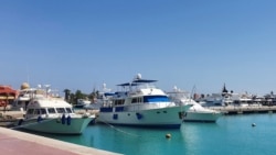 Kapal pesiar dan perahu berlabuh di marina di resor Laut Merah Mesir di Hurghada setelah sebuah kapal wisata tenggelam di lepas pantai Laut Merah, Mesir, 25 November 2024. (Stringer/REUTERS)