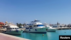 Kapal pesiar dan perahu berlabuh di marina di resor Laut Merah Mesir di Hurghada setelah sebuah kapal wisata tenggelam di lepas pantai Laut Merah, Mesir, 25 November 2024. (Stringer/REUTERS)