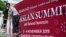 泰国工人在曼谷为第35届东盟峰会做准备。（2019年10月29日）