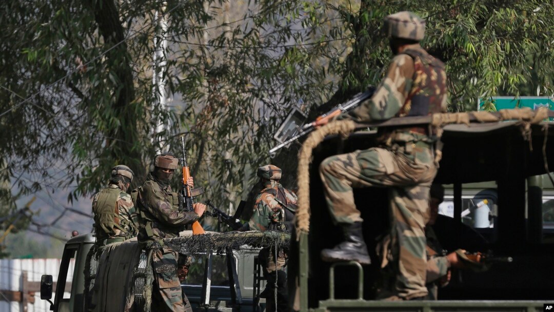 Militer India siaga di luar pangkalan militer di Kashmir-India (foto: dok). 