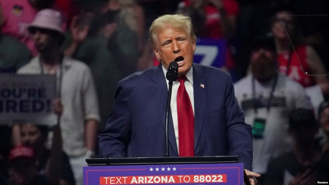 ARCHIVO - El candidato presidencial republicano y expresidente de Estados Unidos, Donald Trump, habla en un mitin en Glendale, Arizona, EEUU, el 23 de agosto de 2024.