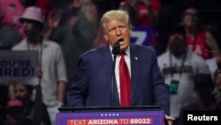 ARCHIVO - El candidato presidencial republicano y expresidente de Estados Unidos, Donald Trump, habla en un mitin en Glendale, Arizona, EEUU, el 23 de agosto de 2024.