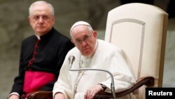 El apa Francisco observa durante la audiencia general semanal en el Salón Pablo VI, en el Vaticano, el 6 de octubre de 2021. 