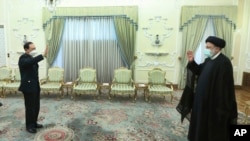 에브라힘 라이시(오른쪽) 이란 대통령이 27일 테헤란에서 웨이펑허 중국 국방부장을 접견하고 있다.