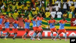 Les Léopards de la RDC célèbrent après leur victoire 3-1 contre les Eperviers du Togo à la CAN 2017, au stade Port-Gentil, Gabon, 24 janvier 2017.