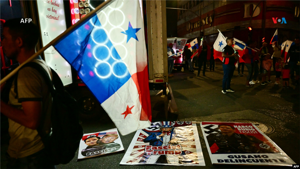 Manifestantes sostienen banderas panameñas mientras participan en una protesta contra la visita del secretario de Estado de EEUU, Marco Rubio, en la Ciudad de Panamá.