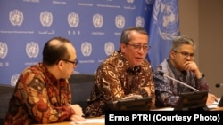 Duta Besar dan Wakil Tetap Republik Indonesia untuk PBB, Dian Triansyah Djani (tengah), dalam konferensi pers di New York, Rabu, 1 Mei 2019. Kemarin, Indonesia resmi menjabat presidensi atau pimpinan di Dewan Keamanan PBB.