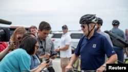 Президент Джо Байден беседует с журналистами 