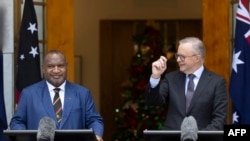 澳大利亚总理安东尼·阿尔巴尼斯（Anthony Albanese）和巴新总理詹姆斯·马拉佩（James Marape）2023年12月7日共同出席记者会。（法新社）