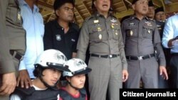ထိုင်းနိုင်ငံအတွင်း ဗြိတိသျှလူမျိုးနှစ်ဦး သတ်မှုနဲ့ စွပ်စွဲခံရသူ မြန်မာအလုပ်သမားနှစ်ဦး။ (ရှေ့တန်းမှ ဆိုင်ကယ်ဦးထုတ်များနှင့်)