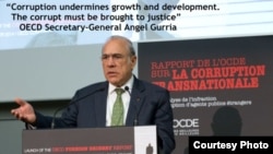 Le secrétaire général de l'OCDE Angel Gurria, lors d'une conférence de presse pour discuter du rapport de la corruption transnationale.