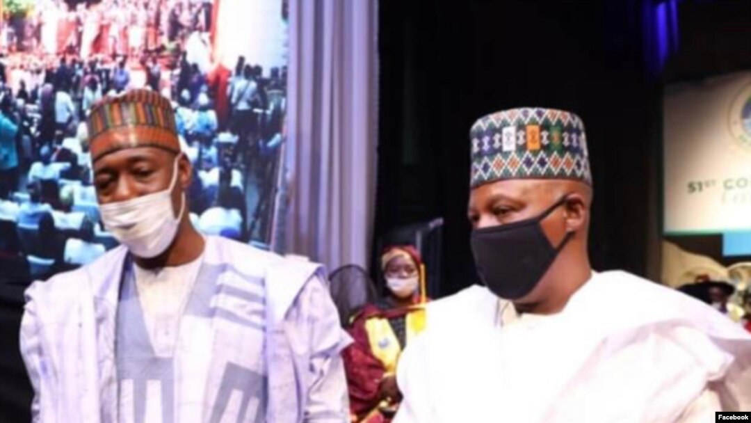 Gwamna Zulum, haru da tsohon gwamna Shettima, dama (Facebook/Gwamnatin Borno)