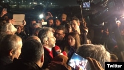 Can Dündar ve Erdem Gül, Silivri Cezaevi dışında coşkulu bir kalabalık tarafından karşılandı. 