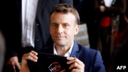 Presiden Prancis Emmanuel Macron dalam kunjungan ke Sainte-Marie-de-Campan, Perancis barat daya, untuk menghadiri balapan sepeda Tour de France edisi ke-108, 15 Juli 2021. (Foto oleh Ludovic MARIN / AFP)