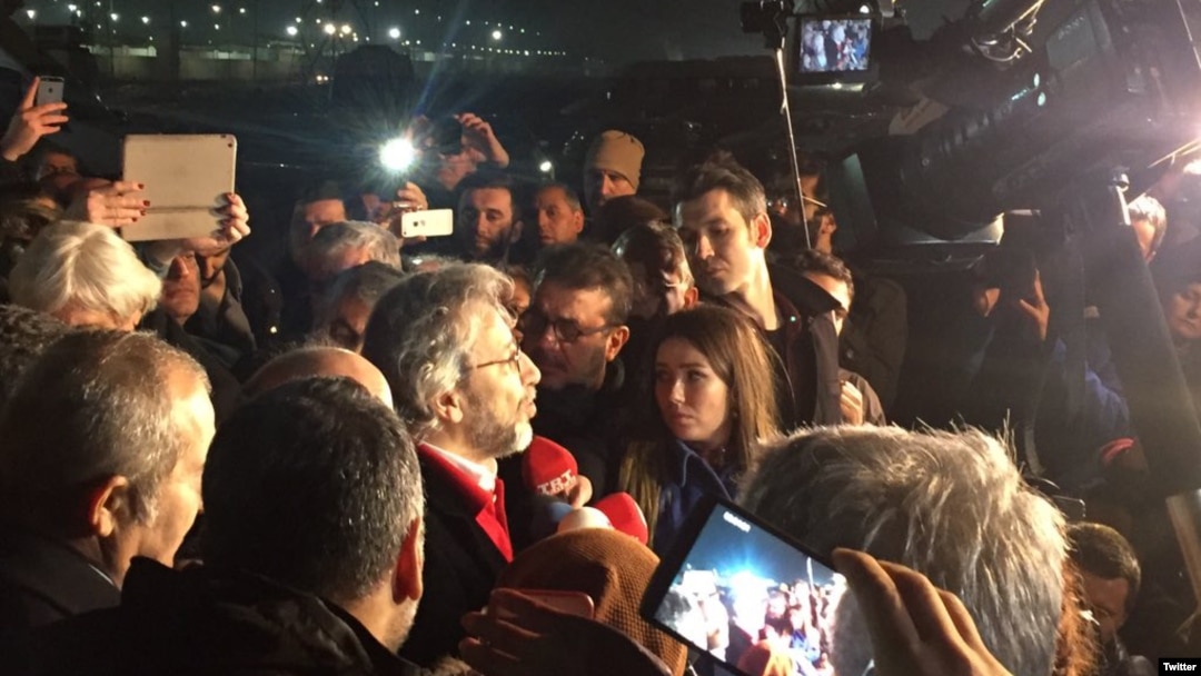 Can Dündar ve Erdem Gül, Silivri Cezaevi dışında coşkulu bir kalabalık tarafından karşılandı. 
