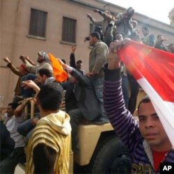 میسریـیه‌کان بڕیاری قه‌ده‌غه‌ی هاتوچۆ پـشـتگوێ ده‌خه‌ن و ده‌ڕژێنه‌وه‌ سه‌ر شه‌قامه‌کان