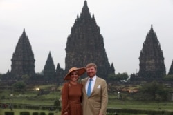 Raja Belanda Willem-Alexander (kanan) bersama Ratu Maxima saat mengunjungi Candi Prambanan di Yogyakarta, 11 Maret 2020.