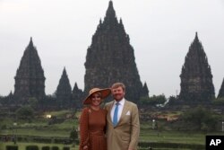 Raja Belanda Willem-Alexander (kanan) bersama Ratu Maxima saat mengunjungi Candi Prambanan di Yogyakarta, 11 Maret 2020.