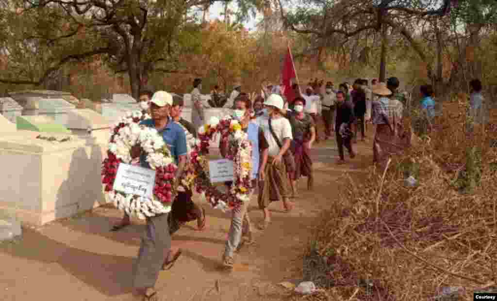 မုံရွာ ဆန္ဒပြပွဲအတွင်းကျဆုံးခဲ့သူတွေရဲ့ ဈာပန မြင်ကွင်း။