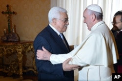 Pope Francis meets Palestinian leader Mahmoud Abbas during an audience at the Vatican, May 16, 2015.