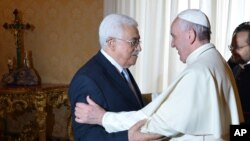 ပုပ် Francis နဲ့ ပါလက်စတိုင်းခေါင်းဆောင် Mahmoud Abbas ဗာတီကန်မှာ တွေ့ဆုံစဉ်။ (မေ ၁၆၊ ၂၀၁၅)