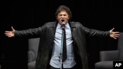 ARCHIVO - El presidente argentino Javier Milei canta en un evento promocional de su libro en Buenos Aires, el 22 de mayo de 2024.