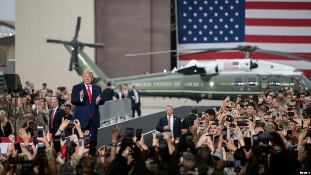 Prezident Donald Tramp AQSh qo'shinlari joylashgan Osan havo bazasida. Janubiy Koreya, 30-iyun, 2019. 