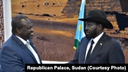 Daga hagu, shugaban Sudan ta kudu Riek Machar da kuma madugun 'yan tawaye Salva Kiir. 
