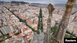 Para pekerja di menara basilika Sagrada Familia di Barcelona Spanyol, 18 Mei 2021. (REUTERS/Nacho Doce)