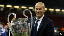 L'entraîneur français du Real Madrid, Zinedine Zidane, tient le trophée après la finale de football de la Ligue des Champions entre la Juventus et le Real Madrid au Millennium Stadium à Cardiff, Pays de Galles, 3 juin 2017. 