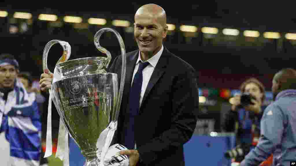 L'entraîneur du Real Madrid, Zinedine Zidane, avec le trophée après le match à Cardiff, Pays de Galles, le 3 juin 2017.