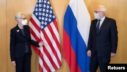 وندی شرمن قائم مقام وزیر خارجه آمریکا (چپ) و سرگئی ریابکوف معاون وزیر خارجه روسیه - آرشیو