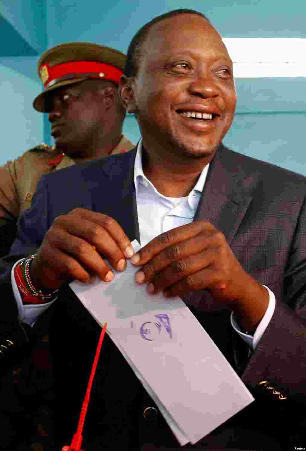 Perezida Uhuru Kenyatta arimo gutora