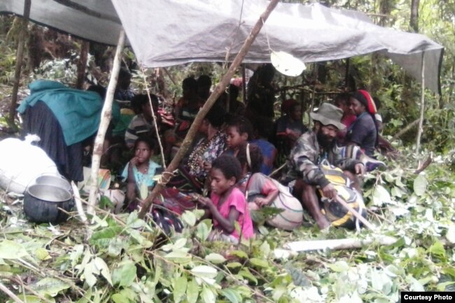 Masyarakat Nduga bersembunyi di hutan selama TNI-Polri melakukan pengejaran kelompok Egianus Kogoya. (Foto courtesy: Leri Gwijangge)
