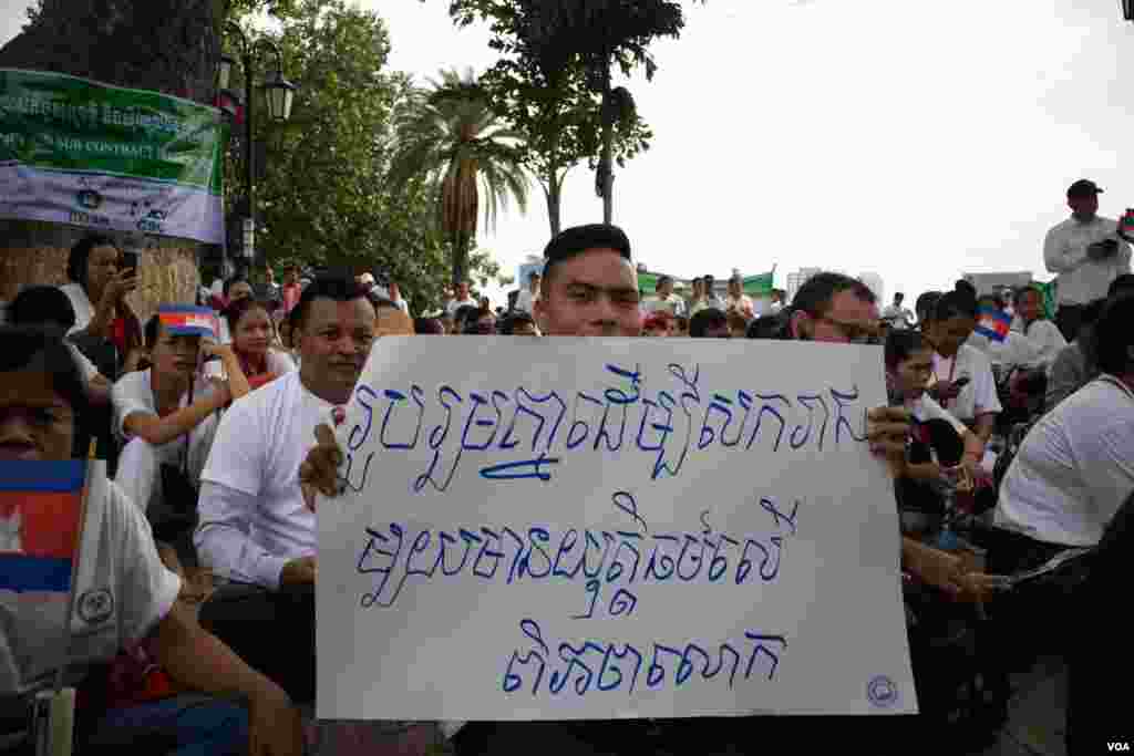ក្រុមកម្មករ សហជីព និងអ្នកធ្វើការពាក់ព័ន្ធសិទ្ធិ ប្រារព្ធទិវាពលកម្មអន្តរជាតិលើកទី១៣៣ នៅសួនច្បារមុខក្រុមប្រឹក្សាអភិវឌ្ឍន៍តាមបណ្តោយមាត់ទន្លេ នាថ្ងៃទី១ ខែឧសភា ឆ្នាំ២០១៩។ (កាន់ វិច្ឆិកា/VOA)