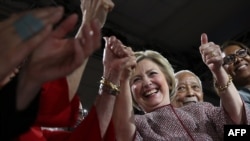 La candidate démocrate Hillary Clinton salue ses supporters lors de sa victoire à New York le 19 avril 2016.