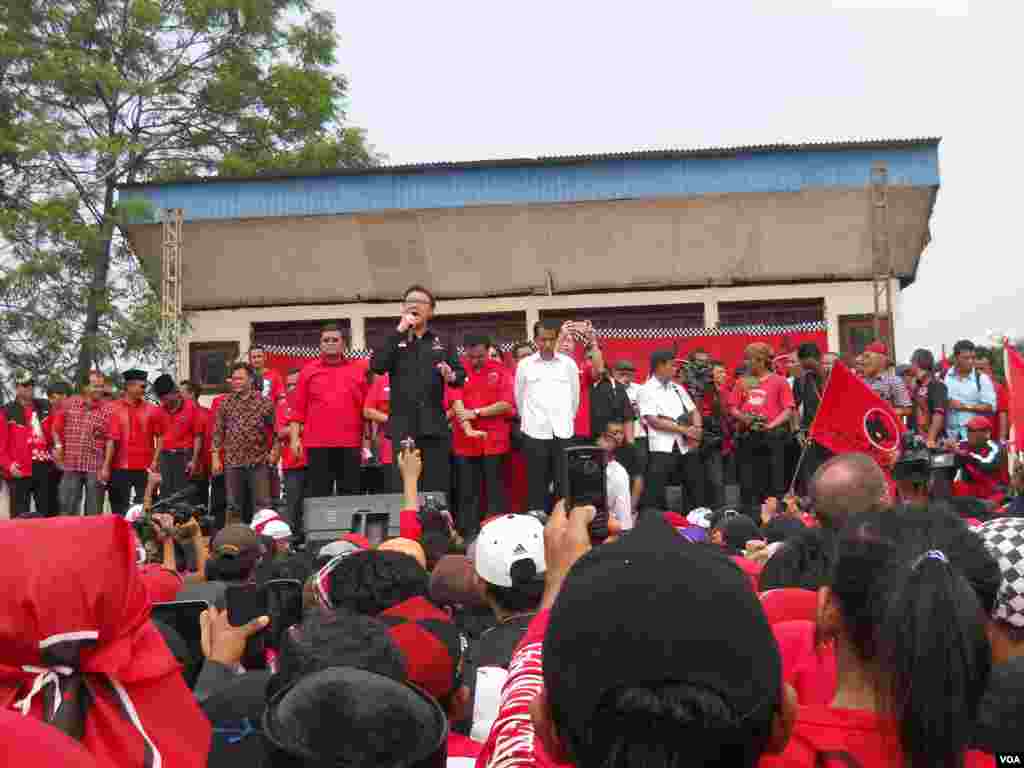 Politisi Partai Demokrasi Indonesia Perjuangan, Tjahjo Kumolo, berbicara pada para pendukung dalam kampanye terbuka Minggu (16/3) di Lapangan Gelanggang Olah Raga Cendrawasih, Cengkareng, Jakarta Barat. (VOA/Andylala Waluyo)