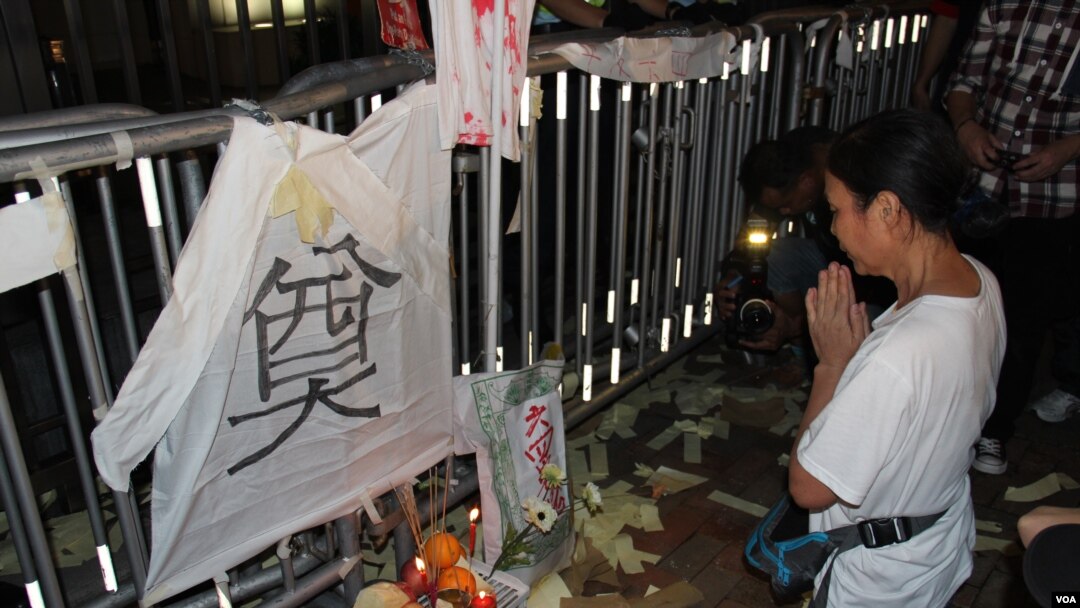 香港大中学生及市民在中联办前纪念六四事件，这是当前在中国大陆绝对看不到的景象。 (美国之音海彦拍摄)