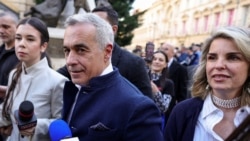 FILE - Calin Georgescu dan istrinya Cristela Georgescu di Biro Pemilihan Umum Pusat tempat Georgescu mengajukan pencalonannya untuk pemilihan ulang presiden pada bulan Mei, di Bucharest, 7 Maret 2025. (Foto Inquam/Octav Ganea via Reuters)