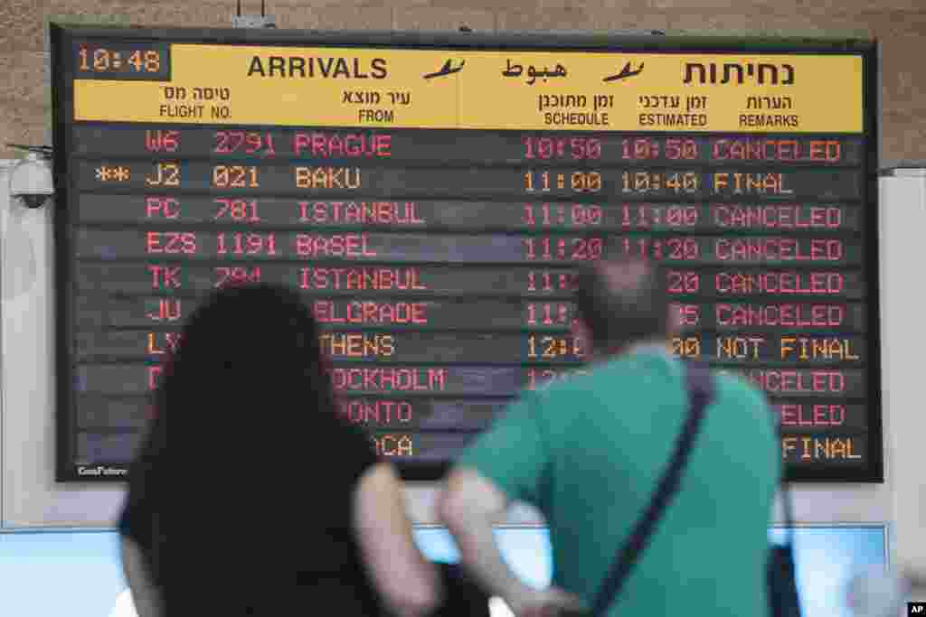 Papan pengumuman kedatangan menampilkan penerbangan yang dibatalkan dan terlambat di bandara internasional Ben Gurion sehari setelah U.S. FAA menerapkan larangan penerbangan selama 24 jam setelah roket Hamas mendarat dekat dari bandara, Tel Aviv, 23 Juli 2014.