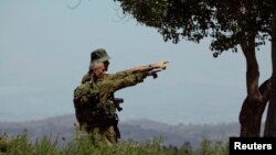 Dua tentara Israel memeriksa wilayah Quneitra, Dataran Tinggi Golan (foto: dok).