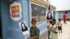 Anak-anak membawa foto Kamala Harris, cawapres terpilih AS, di sebuah kuil di Thulasendrapuram, di negara bagian Tamil Nadu,Minggu, 8 November 2020. (Foto: Reuters)