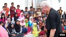 Mantan Presiden AS Bill Clinton memotivasi anak-anak korban tsunami di Aceh saat berkunjung bulan Juli lalu (foto: dok).